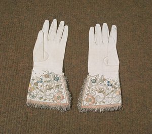 Et par damehandsker broderet med metal- og silketråde (læder) af English School